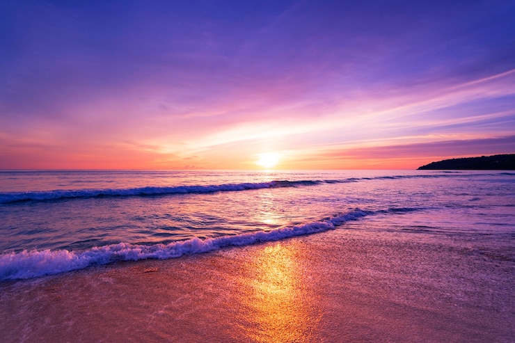 Photo coucher de soleil ou lever de soleil ciel nuages au-dessus de la lumière du soleil de la mer à phuket thaïlande paysage naturel étonnant paysage marin