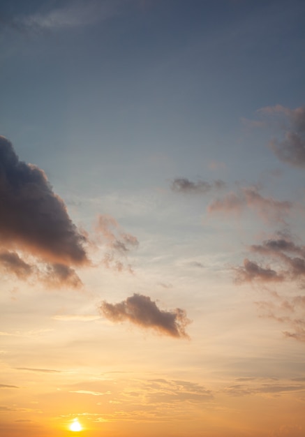 Coucher de soleil ou lever de soleil coloré dans le ciel. Le ciel et les nuages sont peints de différentes couleurs orange vif, jaune et bleu.