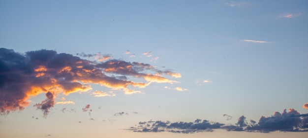 Coucher de soleil ou lever de soleil coloré dans le ciel. Les nuages sont de couleurs vives. Beau fond.