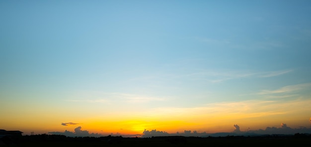 Coucher de soleil et lever de soleil colorés avec la nature des nuages Beaucoup de nuages blancs dans le ciel bleu