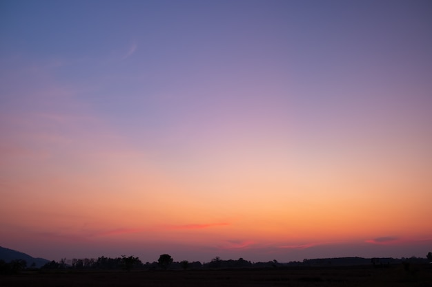 Coucher de soleil et lever de soleil colorés avec des nuages. Couleur bleue et orange de la nature. Beaucoup de nuages blancs dans le ciel bleu. Le temps est clair aujourd'hui. Coucher de soleil dans les nuages. Le ciel est crépusculaire.