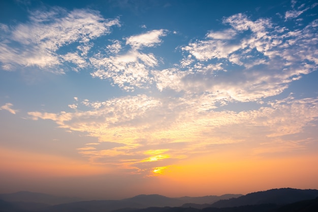 Coucher de soleil et lever de soleil colorés avec des nuages. Couleur bleue et orange de la nature. Beaucoup de nuages blancs dans le ciel bleu. Le temps est clair aujourd'hui. Coucher de soleil dans les nuages. Le ciel est crépusculaire.