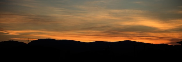 Coucher de soleil ou lever de soleil sur la silhouette des montagnes avec fond de ciel coloré