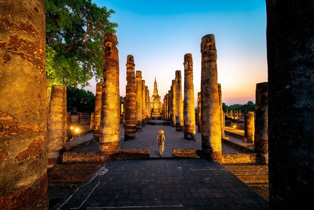 Coucher de soleil et lumière dans le parc historique de Sukhothai