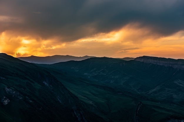 Coucher de soleil lumineux coloré dans les montagnes