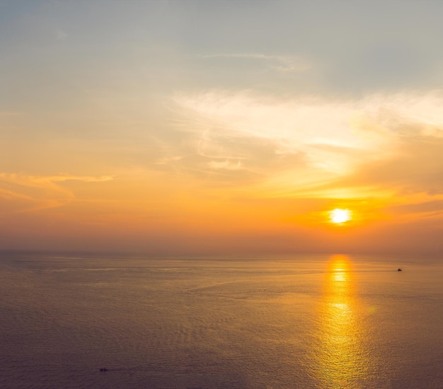 Un coucher de soleil lumineux et magnifique outre-mer sous les tropiques.