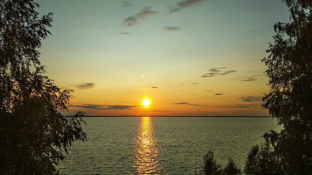 Coucher de soleil lumineux sur la Volga en été