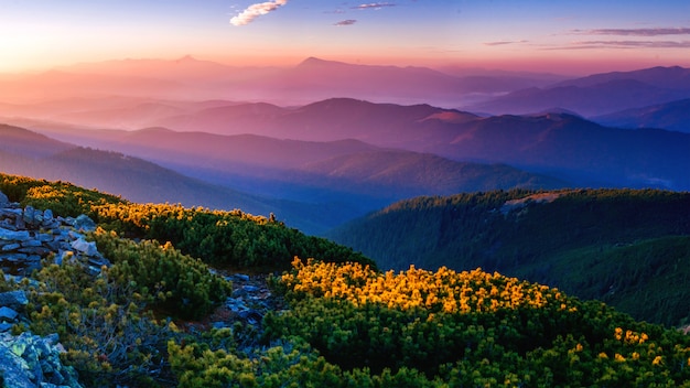 Coucher de soleil magique dans les montagnes