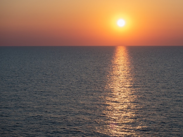 Coucher de soleil magique sur le fond des vagues de la mer