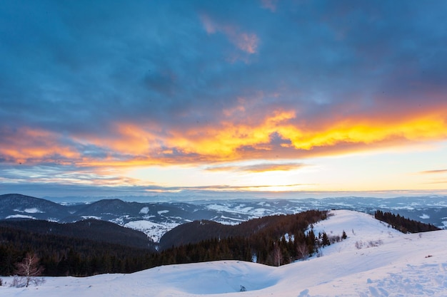 Coucher de soleil magique sur les hautes montagnes des Carpates ukrainiennes