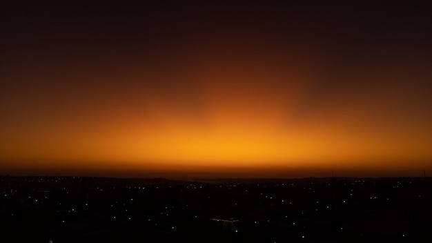 Coucher de soleil magnifique coucher de soleil sur une petite ville au Brésil photo de drone