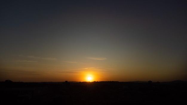 Coucher de soleil magnifique coucher de soleil sur une petite ville au Brésil photo de drone