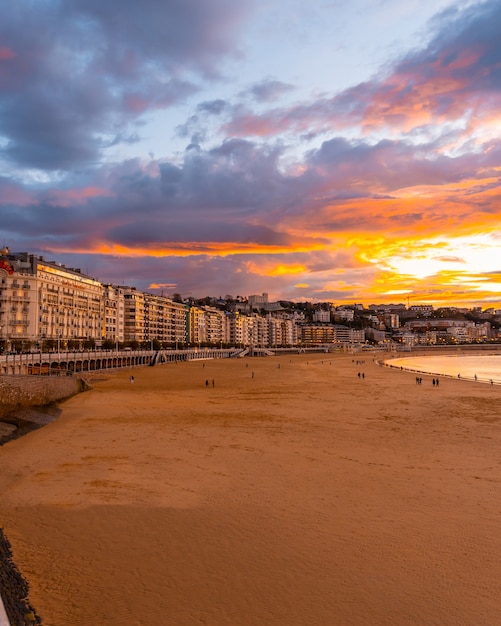 Coucher de soleil sur la magnifique plage de La Concha dans la ville de San Sebastian, dans la province de Gipuzkoa au Pays Basque