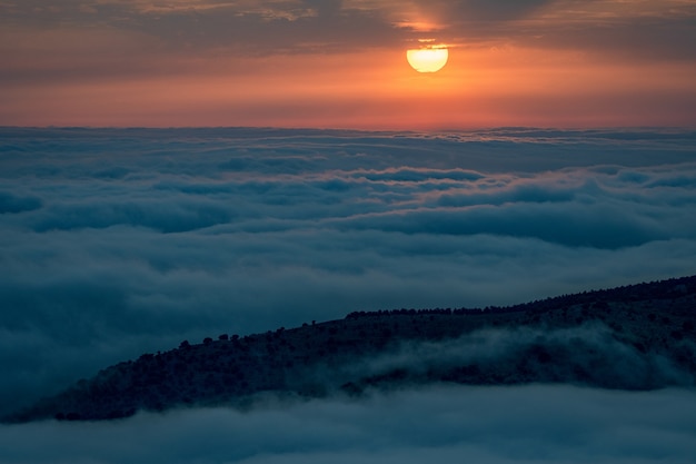 Coucher de soleil majestueux dans le paysage des montagnes