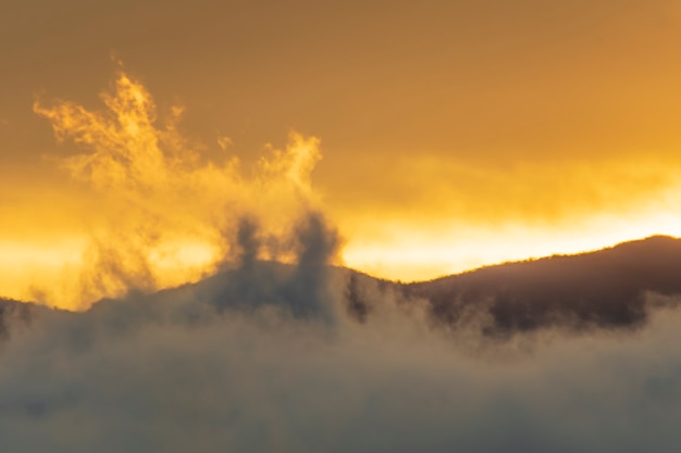 Coucher de soleil majestueux dans le paysage des montagnes