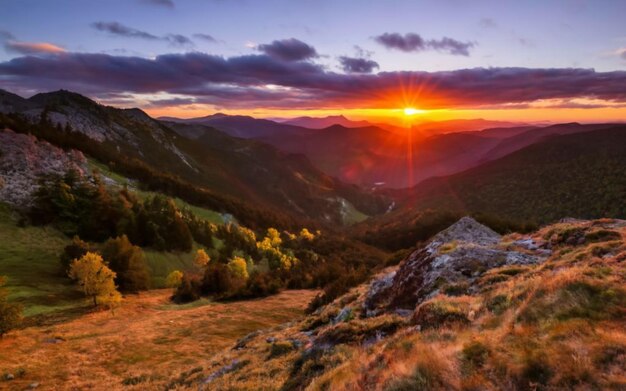 Photo un coucher de soleil majestueux dans le paysage montagneux