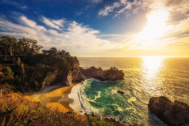 Coucher de soleil sur McWay Falls sur la Pacific Coast Highway en Californie