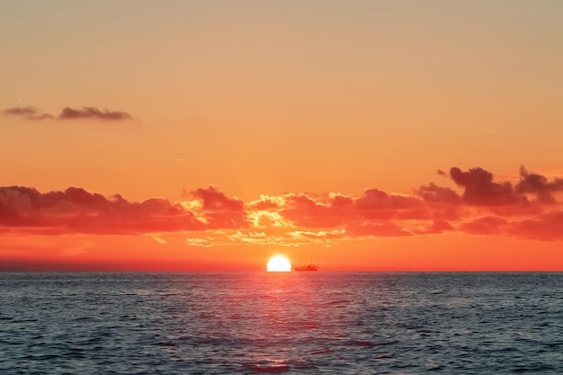 Coucher de soleil sur la Méditerranée Le disque solaire au-dessus de la surface de l'eau