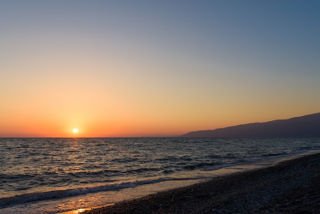 Coucher de soleil sur la mer en Abkhazie
