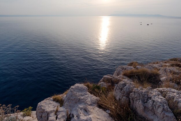 Coucher de soleil sur la mer Adriatique vue depuis la côte rocheuse.