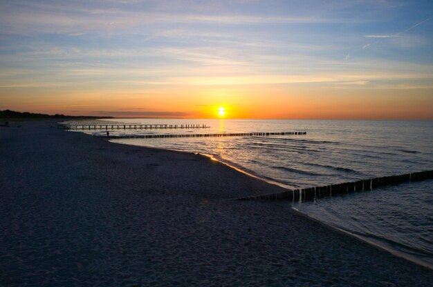 Coucher de soleil sur la mer Baltique Épi de la mer Couleurs vives Vacances sur la plage Romantique