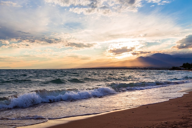 Coucher de soleil sur la mer, belles montagnes et nuages