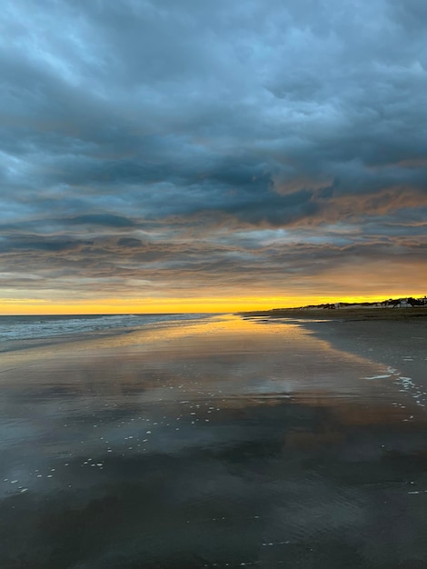 Coucher de soleil sur la mer sur la côte atlantique argentine