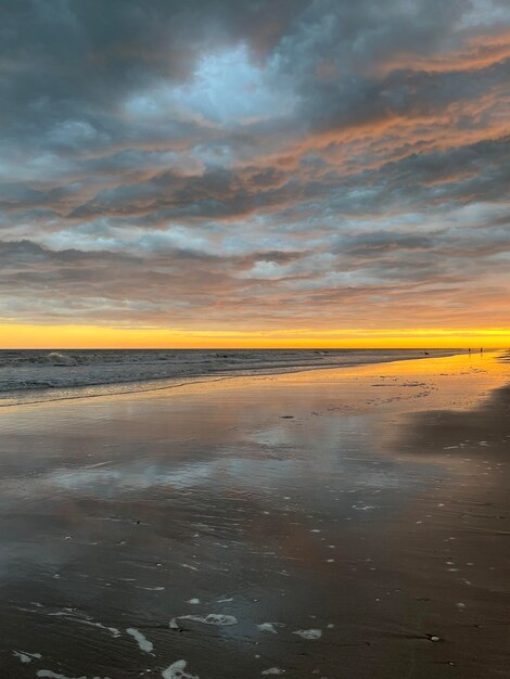 Coucher de soleil sur la mer sur la côte atlantique argentine