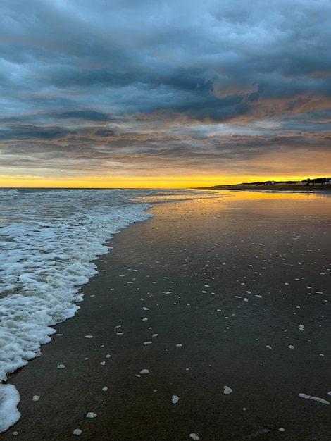 Coucher de soleil sur la mer sur la côte atlantique argentine