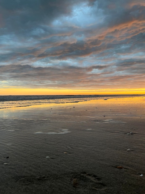 Coucher de soleil sur la mer sur la côte atlantique argentine