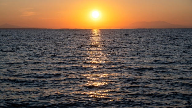 Coucher de soleil sur la mer Égée, soleil, terre au loin, eau, Grèce