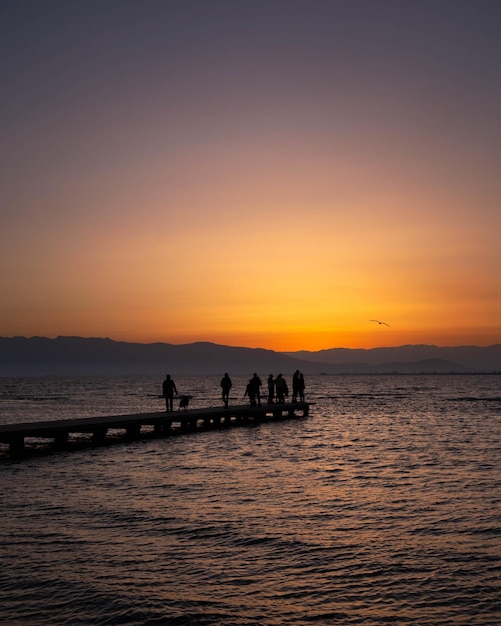 Photo coucher de soleil sur la mer avec une jetée