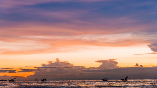 coucher de soleil et mer avec des nuages. fond d&#39;été.