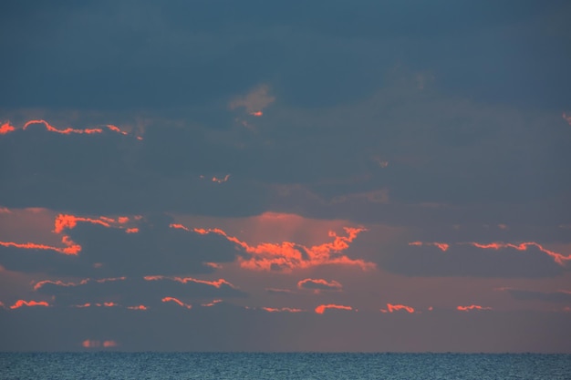 Coucher de soleil en mer avec des nuages spectaculaires.