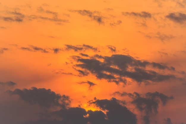 Coucher de soleil en mer avec des nuages spectaculaires.