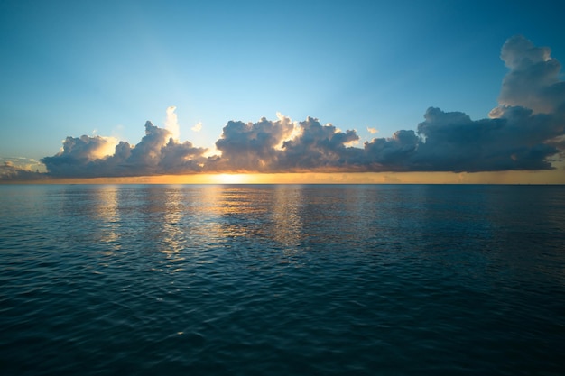 Coucher de soleil mer paysage coloré plage lever du soleil avec des vagues calmes lever de soleil sur la mer et beau nuage