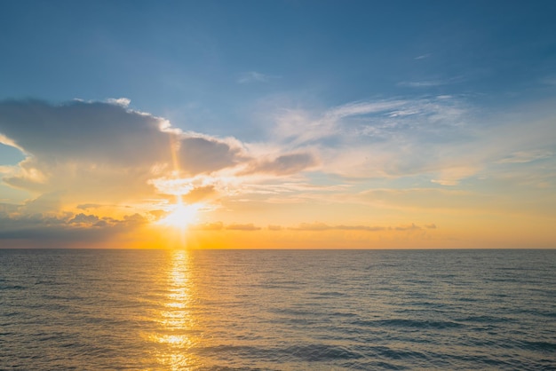 Coucher de soleil mer paysage plage colorée lever du soleil avec des vagues calmes nature mer ciel lever du soleil avec des nuages de di