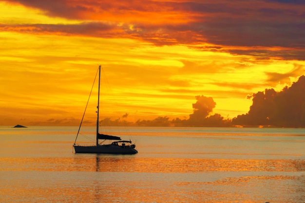 Coucher de soleil en mer et silhouette de yacht à voile