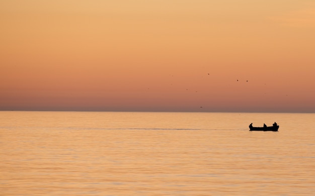 Coucher de soleil sur la mer, vagues douces