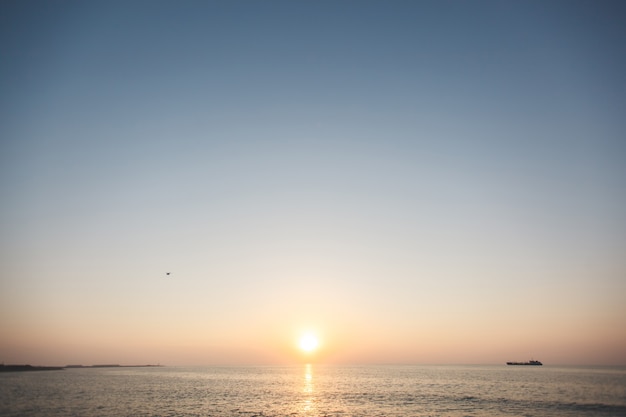 Coucher de soleil en mer. variété de couleurs et de teintes du soleil