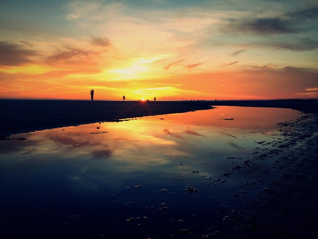 Photo le coucher de soleil sur la mer