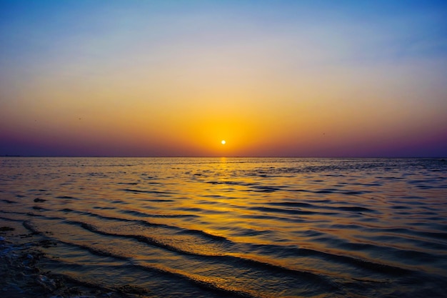 Le coucher de soleil sur la mer
