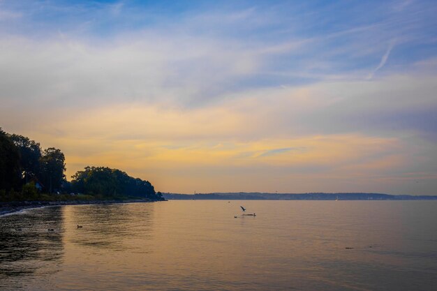 Photo le coucher de soleil sur la mer