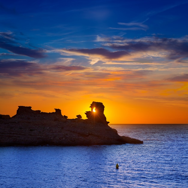 Coucher de soleil à Minorque à Cala Morell sur la plage de Ses torretes