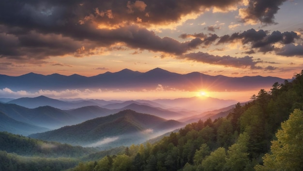 Le coucher de soleil de la montagne brumeuse