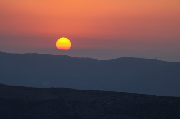 Coucher de soleil sur la montagne, coucher de soleil derrière la montagne.