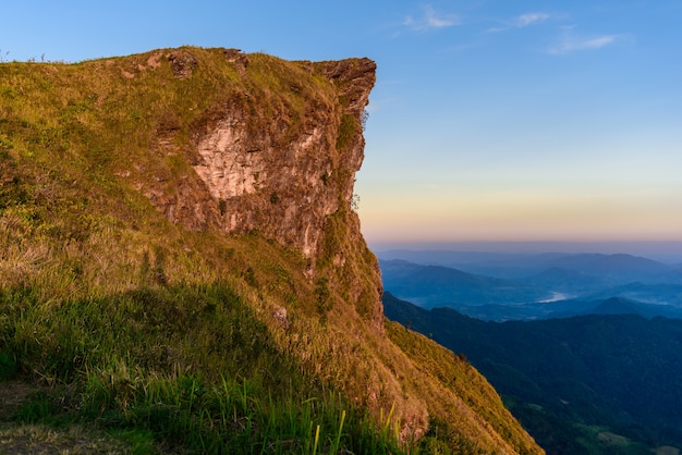 Coucher de soleil sur la montagne du parc forestier de Phucheefa à Phucheefa, dans la province de Chiangrai, au nord de la Thaïlande.