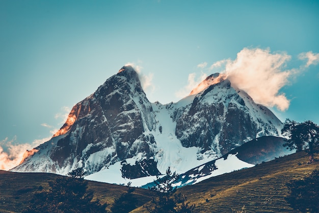 Coucher de soleil sur la montagne enneigée