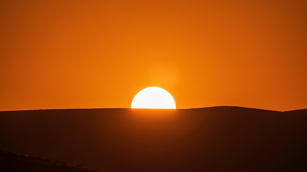 Coucher de soleil sur la montagne se bouchent