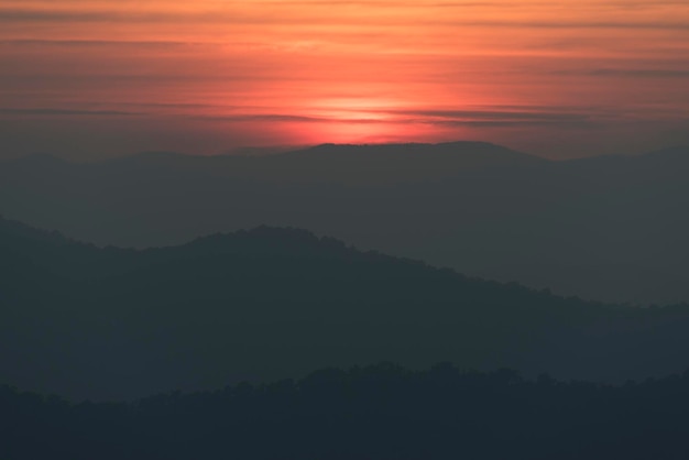 Le coucher de soleil de la montagne